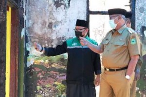 Bupati Kuningan saat meinjau rumah Ustadz Mahyo dan Miardi  yang ludes terbakar.